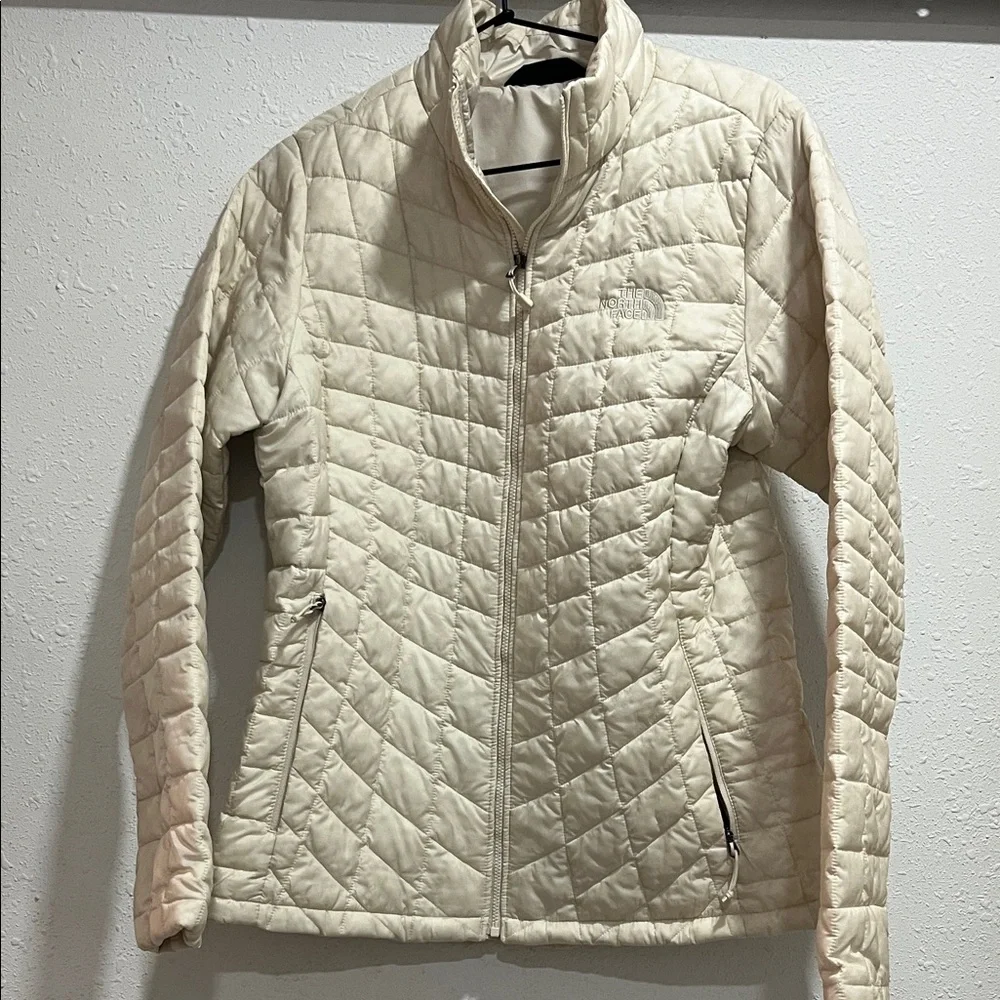 The North Face Women's Off-White Quilted Puffer Jacket - Picture 1 of 9